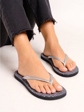 Havaianas Black & Silver Wave Pattern Flip Flops. Size 11/12